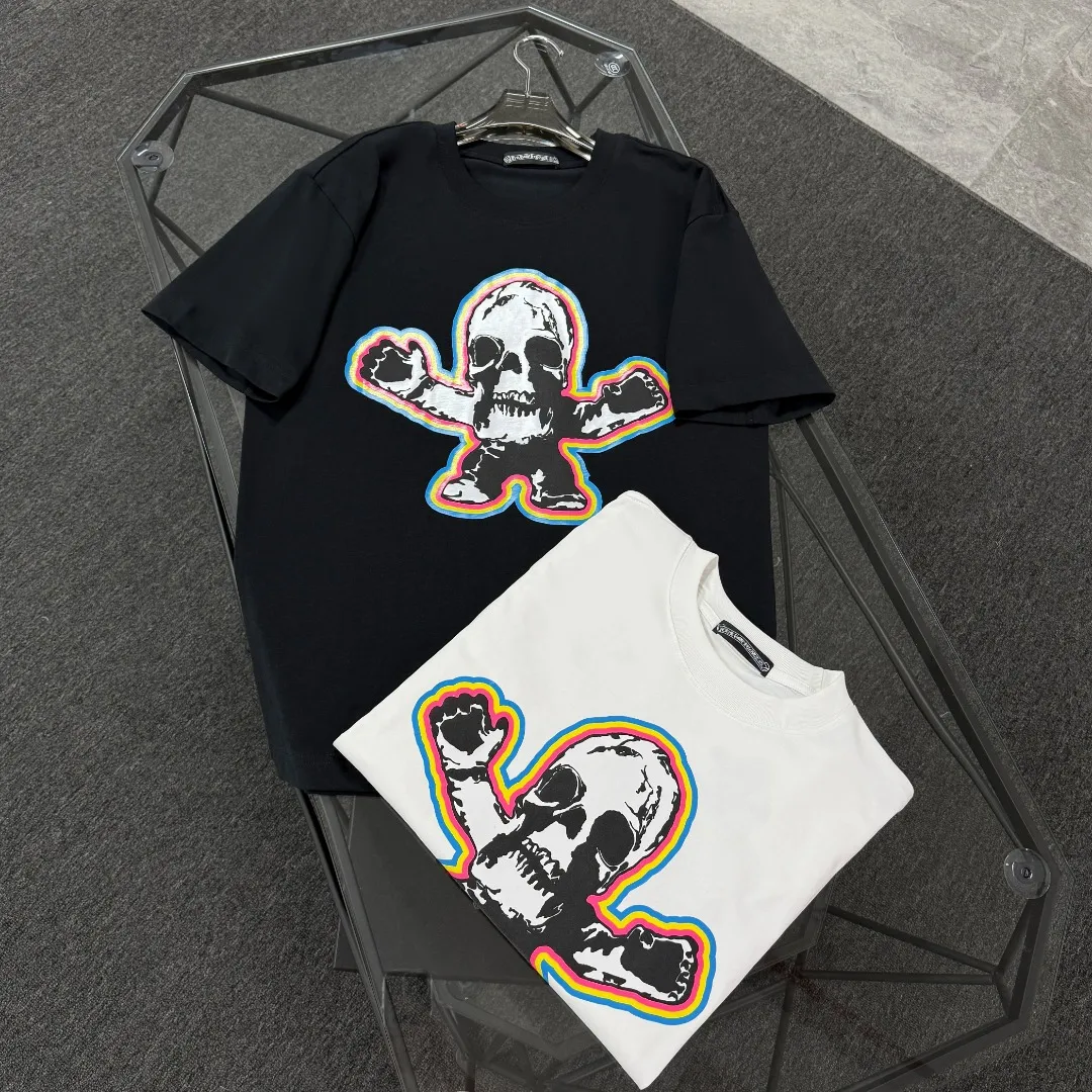 P180 Chrome Hearts Chrome Hearts 25 high-end versions. The fabric is made of 300 grams of high-density pure cotton. It does not deform or shrink. It has three labels. It is the same style for men and women. Technology: suede foaming + digital printing. Color: white, black. SIZE: S-XL.